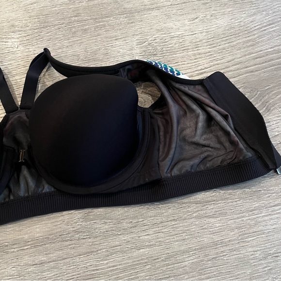 Victoria's Secret Knockout Front-Close Sports Bra (Geometric) - Picture 5 of 10